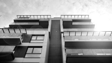 Modern apartman dairesinin dış kısmının ayrıntıları. Yeni lüks ev ve ev kompleksinin bir parçası. Siyah ve beyaz.