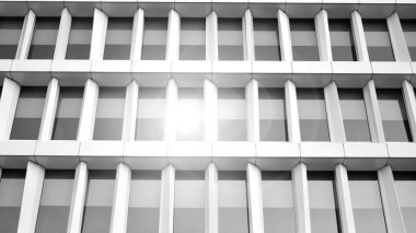 Yüksek kontrastlı siyah ve beyaz tonlu soyut modern mimari. Cam pencerede geometrinin mimarisi - monokrom. Siyah ve beyaz.