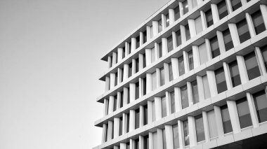 Yüksek kontrastlı siyah ve beyaz tonlu soyut modern mimari. Cam pencerede geometrinin mimarisi - monokrom. Siyah ve beyaz.