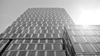 Yüksek kontrastlı siyah ve beyaz tonlu soyut modern mimari. Cam pencerede geometrinin mimarisi - monokrom. Siyah ve beyaz.