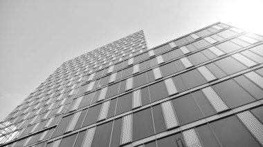 Yüksek kontrastlı siyah ve beyaz tonlu soyut modern mimari. Cam pencerede geometrinin mimarisi - monokrom. Siyah ve beyaz.