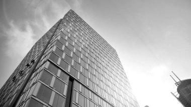 Yüksek kontrastlı siyah ve beyaz tonlu soyut modern mimari. Cam pencerede geometrinin mimarisi - monokrom. Siyah ve beyaz.