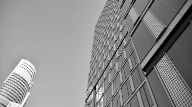 Yüksek kontrastlı siyah ve beyaz tonlu soyut modern mimari. Cam pencerede geometrinin mimarisi - monokrom. Siyah ve beyaz.