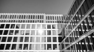 Yüksek kontrastlı siyah ve beyaz tonlu soyut modern mimari. Cam pencerede geometrinin mimarisi - monokrom. Siyah ve beyaz.