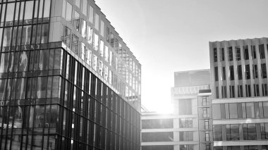 Yüksek kontrastlı siyah ve beyaz tonlu soyut modern mimari. Cam pencerede geometrinin mimarisi - monokrom. Siyah ve beyaz.