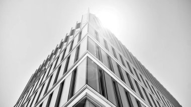 Yüksek kontrastlı siyah ve beyaz tonlu soyut modern mimari. Cam pencerede geometrinin mimarisi - monokrom. Siyah ve beyaz.