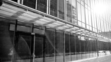 Yüksek kontrastlı siyah ve beyaz tonlu soyut modern mimari. Cam pencerede geometrinin mimarisi - monokrom. Siyah ve beyaz.