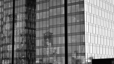 Yüksek kontrastlı siyah ve beyaz tonlu soyut modern mimari. Cam pencerede geometrinin mimarisi - monokrom. Siyah ve beyaz.