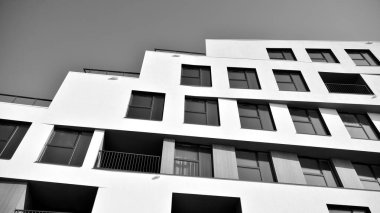 Modern apartman dairesinin dış kısmının ayrıntıları. Yeni lüks ev ve ev kompleksinin bir parçası. Siyah ve beyaz.