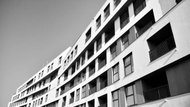 Modern apartman dairesinin dış kısmının ayrıntıları. Yeni lüks ev ve ev kompleksinin bir parçası. Siyah ve beyaz.