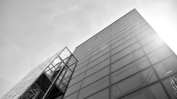 高对比度黑白色调的现代建筑 玻璃窗几何结构 黑人和白人 — 图库照片
