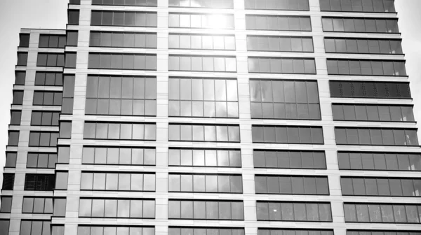 コントラストの高い黒と白のトーンと現代建築を抽象化します ガラス窓の幾何学の建築 モノクロ 黒と白 — ストック写真