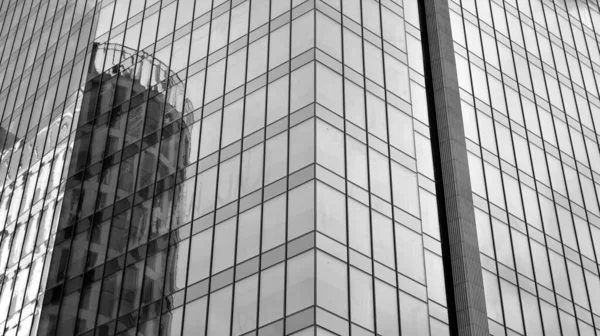 대조적 검은색과 흰색의 음색을 건축을 추상화하라 유리에서 기하학의 — 스톡 사진