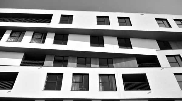 近代的な住宅フラットアパートの建物の外観の詳細 新しい高級住宅や家庭の複合体の断片 黒と白 — ストック写真