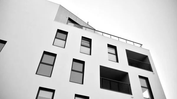 近代的な住宅フラットアパートの建物の外観の詳細 新しい高級住宅や家庭の複合体の断片 黒と白 — ストック写真