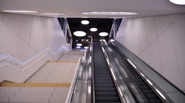 Varşova, Polonya. 24 Kasım 2020. Varşova metro sisteminin ikinci hattı. Varşova metro istasyonu içi. Varşova Mlynow İstasyonu.