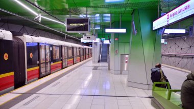 Varşova, Polonya. 24 Kasım 2020. Varşova metro sisteminin ikinci hattı. Varşova metro istasyonu içi. Varşova Ksiecia Janusza İstasyonu.