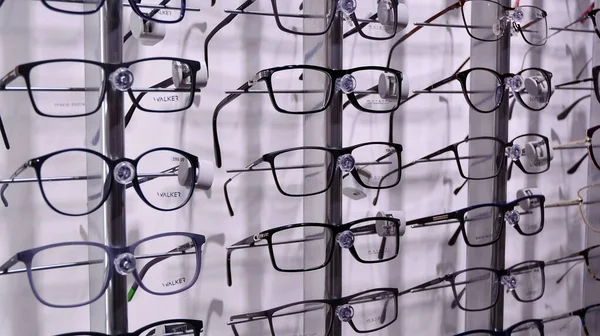 波兰华沙 November 2020 柯达光学沙龙专业帮助和建议 眼镜片在眼科医生商店的镜框 — 图库照片