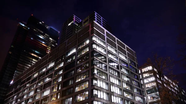 Patroon Van Kantoorgebouwen Ramen Nachts Verlicht Verlichting Met Glazen Architectuur — Stockfoto