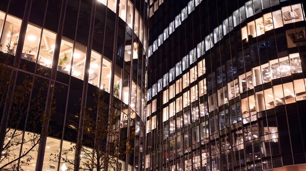 Padrão Edifícios Escritórios Janelas Iluminadas Noite Iluminação Com Design Fachada — Fotografia de Stock