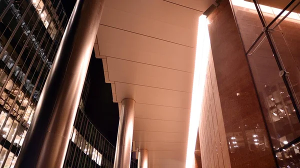 Padrão Edifícios Escritórios Janelas Iluminadas Noite Iluminação Com Design Fachada — Fotografia de Stock