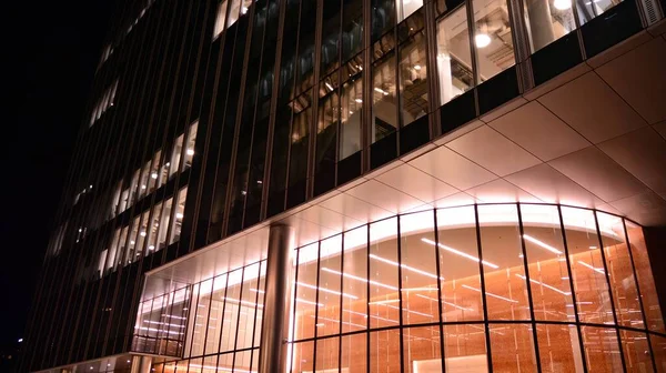 Noci Rozsvítila Okna Kancelářských Budov Osvětlení Fasádním Designem Skleněné Architektury — Stock fotografie
