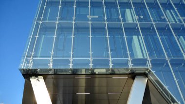 Cam aynalı ofis binasının ön dokusu. Ön cephenin bir parçası. Ofis binasının modern mimarisi.