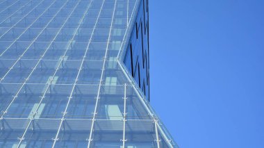 Cam aynalı ofis binasının ön dokusu. Ön cephenin bir parçası. Ofis binasının modern mimarisi.