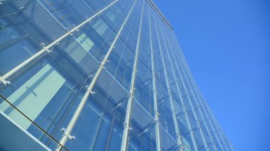 Cam aynalı ofis binasının ön dokusu. Ön cephenin bir parçası. Ofis binasının modern mimarisi.