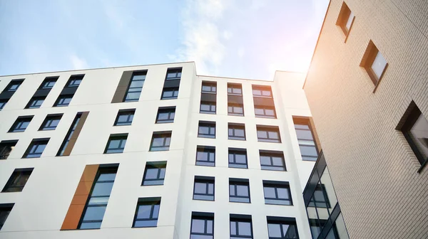 Modernos Edificios Apartamentos Día Soleado Con Cielo Azul Fachada Moderno — Foto de Stock