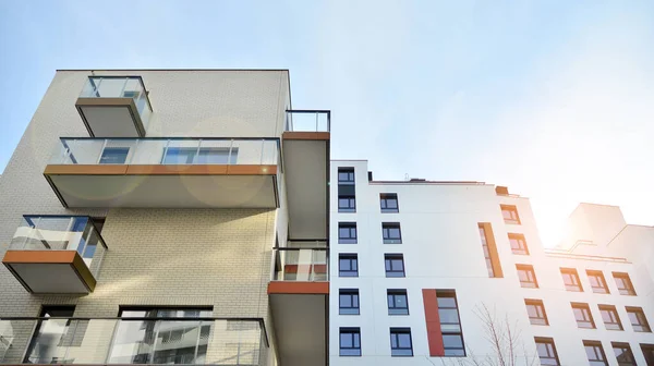 Modernos Edificios Apartamentos Día Soleado Con Cielo Azul Fachada Moderno — Foto de Stock