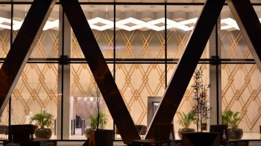 Metal ve cam duvar malzemelerinin karışımı. Sütunlarda çelik cephe. Soyut modern mimari. Yüksek teknoloji minimalist ofis binası. Geceleyin çağdaş iş mimarisi soyut bir parça