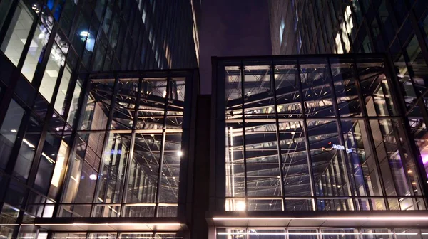 Estructura Cristal Acero Del Frente Del Edificio Moderno Por Noche — Foto de Stock