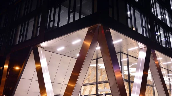 Kombination Aus Metall Und Glas Wandmaterial Stahlfassade Auf Säulen Abstrakte — Stockfoto