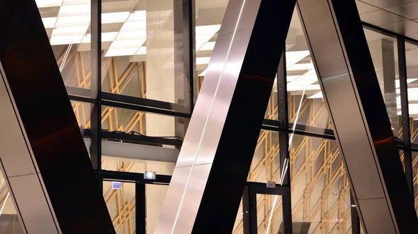 Combinación Metal Material Pared Vidrio Fachada Acero Sobre Columnas Arquitectura —  Fotos de Stock