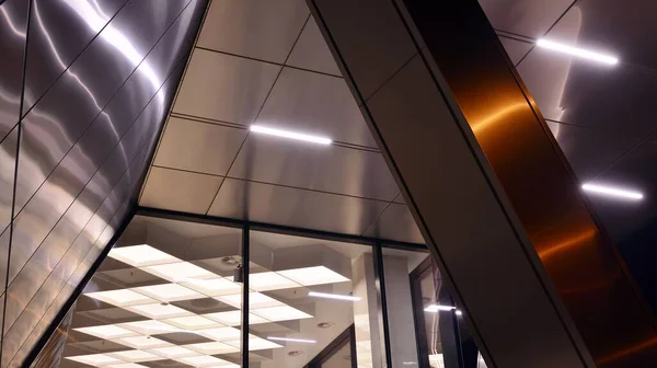 금속과 재료의 기둥에는 외관이 건축을 추상화 기술의 미니멀리즘 사무실 현대의 — 스톡 사진