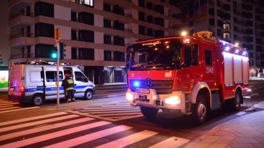 Varşova, Polonya. 2 Aralık 2020. İtfaiye, trafik kazasından sonra kaza yapan bir arabayı inceliyor..