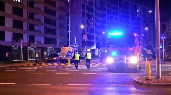 바르샤바 폴란드 2020 당국은 교통사고가 길에서 사고를 조사하고 — 스톡 사진