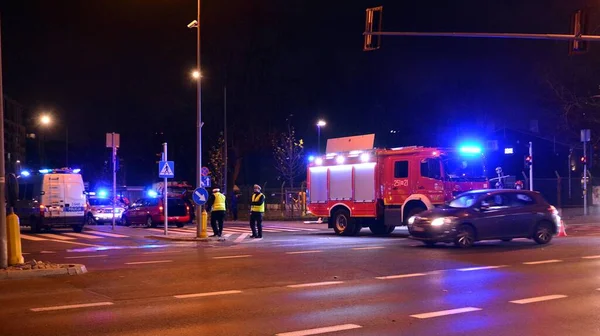 Varsovia Polonia Diciembre 2020 Servicio Bomberos Examinando Coche Estrellado Calle —  Fotos de Stock