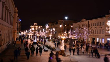 Varşova, Polonya. 25 Aralık 2020. Kış gecesi Noel süslemelerinde tarihi caddenin gece manzarası.