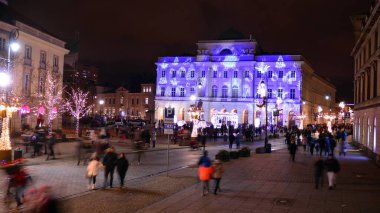 Varşova, Polonya. 25 Aralık 2020. Kış gecesi Noel süslemelerinde tarihi caddenin gece manzarası.