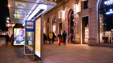 Varşova, Polonya. 25 Aralık 2020. Raffles Europejski Varşova geceleri. Sokaktan bak.