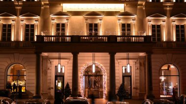 Varşova, Polonya. 25 Aralık 2020. Raffles Europejski Varşova geceleri. Sokaktan bak.