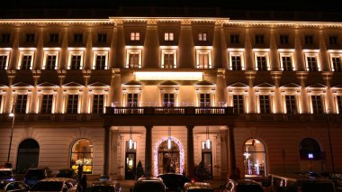 Varşova, Polonya. 25 Aralık 2020. Raffles Europejski Varşova geceleri. Sokaktan bak.