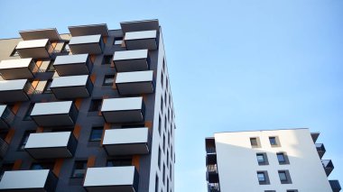 Balkonları olan modern bir apartmanın ön cephesi. İnsan yok. Emlak işi kavramı.