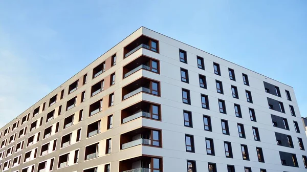 Yeni Apartman Cephesi Cam Balkon Mavi Gökyüzü Arka Planlı Modern — Stok fotoğraf
