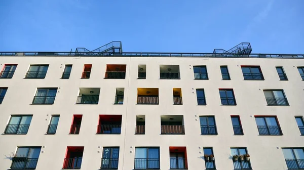 Fachada Moderno Edificio Apartamentos Con Balcones Hay Gente Concepto Negocio — Foto de Stock