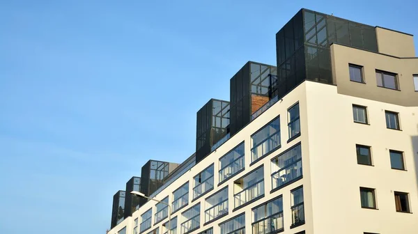 Fassade Eines Neuen Mehrfamilienhauses Glasbalkon Und Sauberes Aussehen Moderner Architektur — Stockfoto