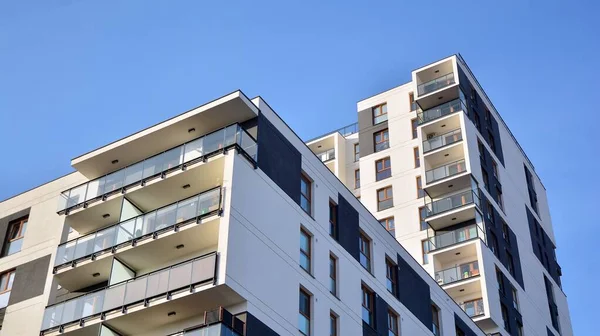 Fachada Nuevo Edificio Apartamentos Balcón Cristal Aspecto Limpio Del Edificio —  Fotos de Stock