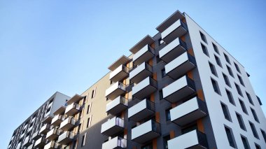 Balkonları olan modern bir apartmanın ön cephesi. İnsan yok. Emlak işi kavramı.